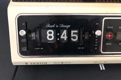 Vintage 1970’s Zenith Model F462W2 Flip Clock AM/FM Radio Alarm Rare Model
