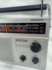 VINTAGE MAGNAVOX AM/FM/ TV AUDIO MODEL 2305 – MADE IN HONG KONG