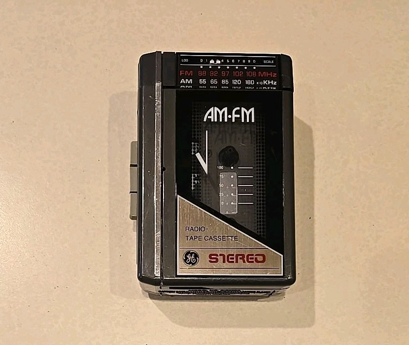 Vintage GE Walkman Portable Am/Fm Radio Cassette Player Model 3–5470A – Works