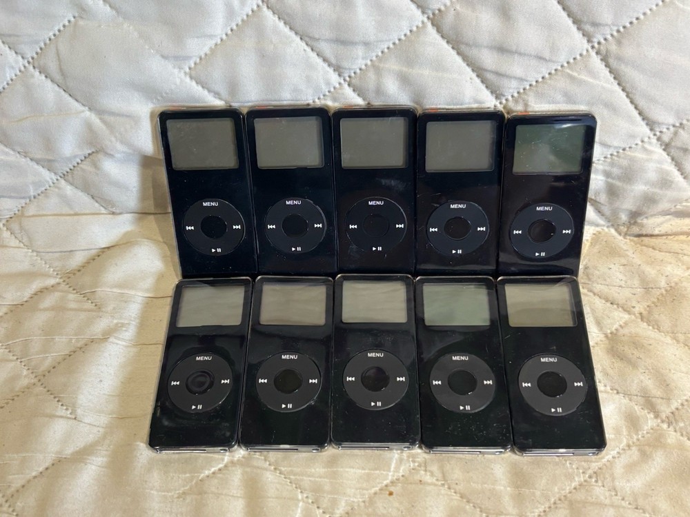 LOT OF 10 Apple iPod nano 2GB (1st Generation) Black BUNDLE CASES ONLY READ