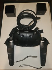 HTC Vive VR Headset Kit 90Hz 110° HDMI/USB w/ 2 Controllers Base Stations