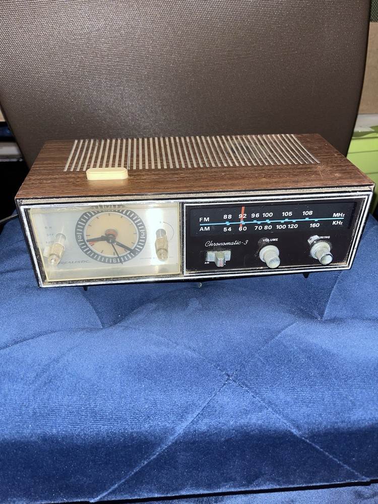 Realistic Chronomatic-3 Vintage Analog Alarm Clock With AM/FM Radio