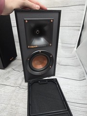 Klipsch Reference R-41M Bookshelf Home Speakers, Black Textured Wood Grain Vinyl