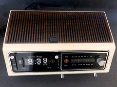 Vintage 1970’s Zenith Model F462W2 Flip Clock AM/FM Radio Alarm Rare Model