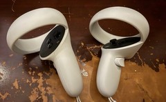 Meta Oculus Quest 2 VR Headset w/ 2 controllers White Good Condition w/ Case
