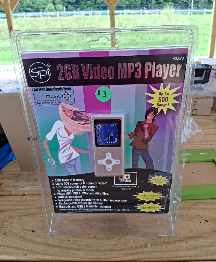 SPI #2323 2GB Video MP3 Player 1.5in Silver/White AM/FM USB 2.0 Mic