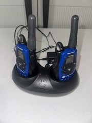 Motorola TALKABOUT T5720 Blue/Black 2-Way Radio Walkie Talkies Pair With Charger