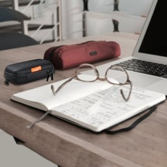 Compact Zipper Pouch for Earbuds, Cables & Flash Drives – Travel-Friendly Design