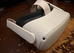 Meta Oculus Quest 2 VR Headset w/ 2 controllers White Good Condition w/ Case