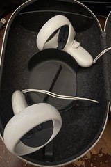 Meta Oculus Quest 2 VR Headset w/ 2 controllers White Good Condition w/ Case