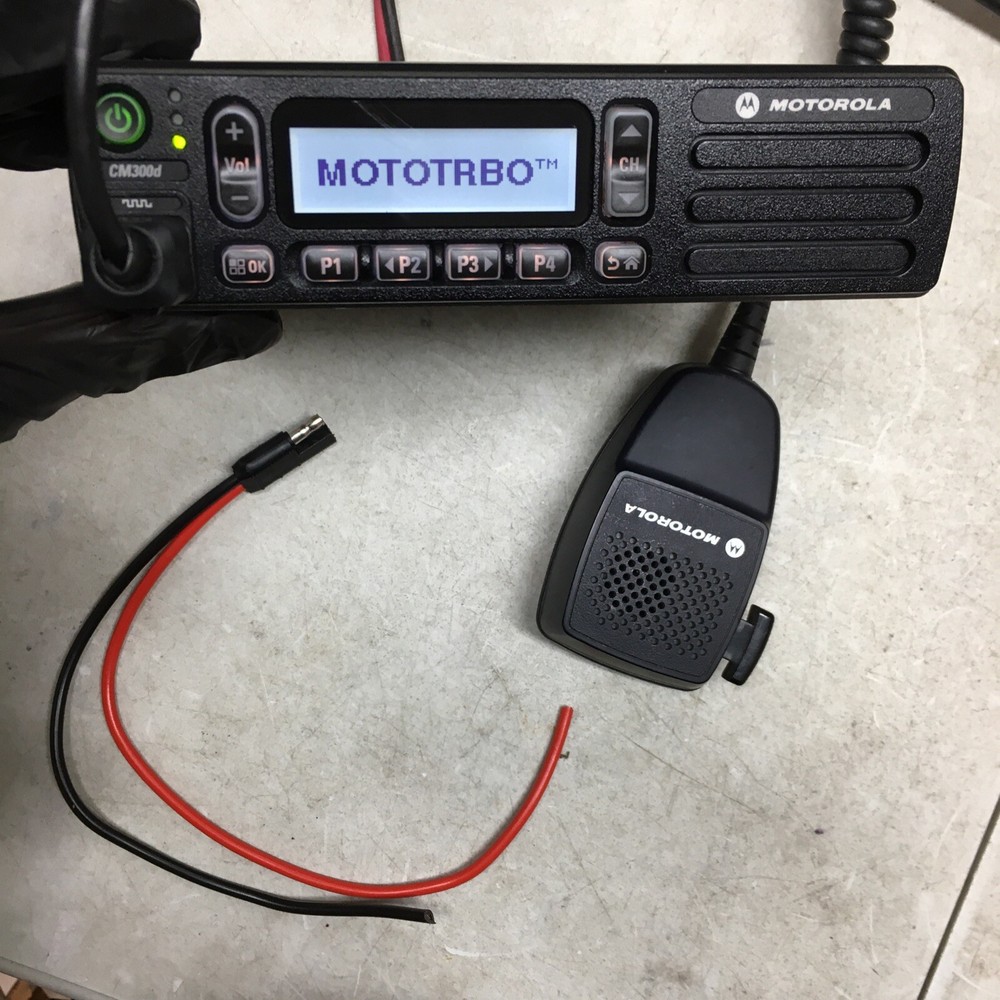 Motorola CM300D AAM01QPH9JA1AN UHF 403-470 MHz 99ch 40 Watt Digital mobile radio