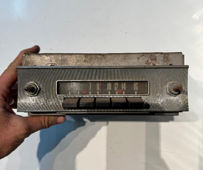 VINTAGE FOMOCO PUSH BUTTON AM RADIO P/N 74BF 708559 OEM FORD PART