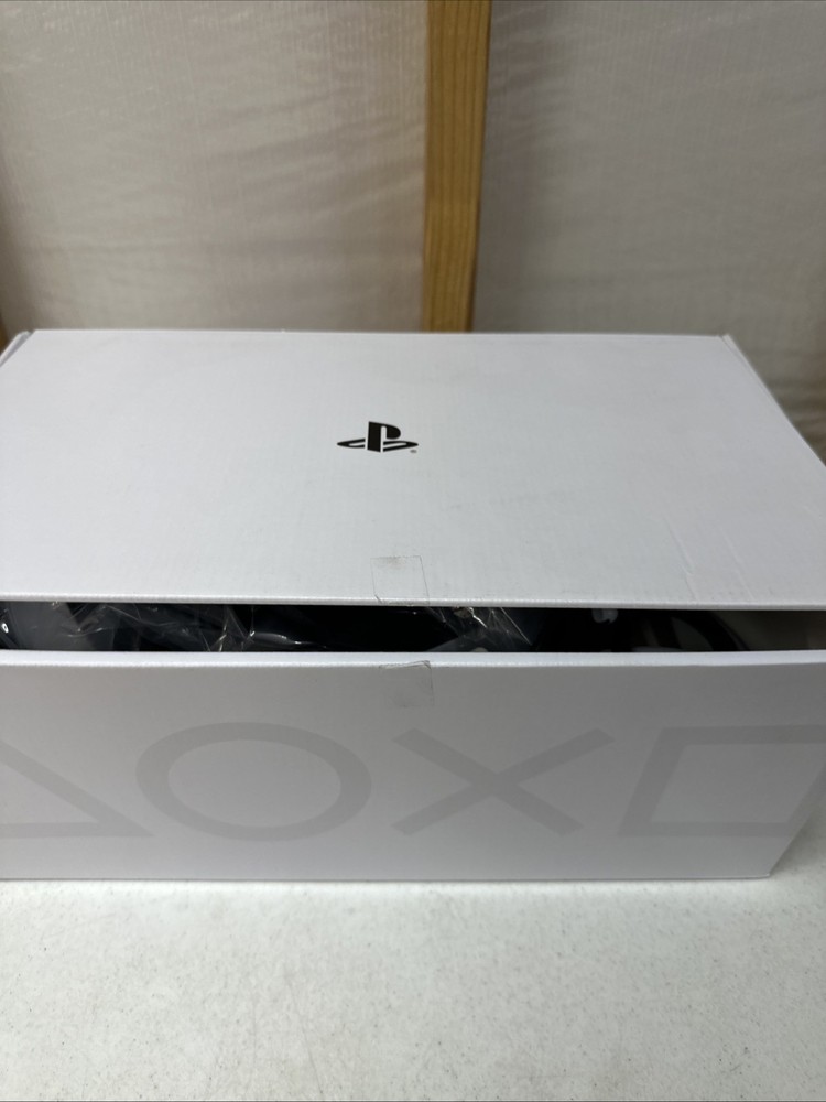 SONY PLAYSTATION VR HEADSET, W/CONTROLLERS, CFI-ZVR1 (P24032599)