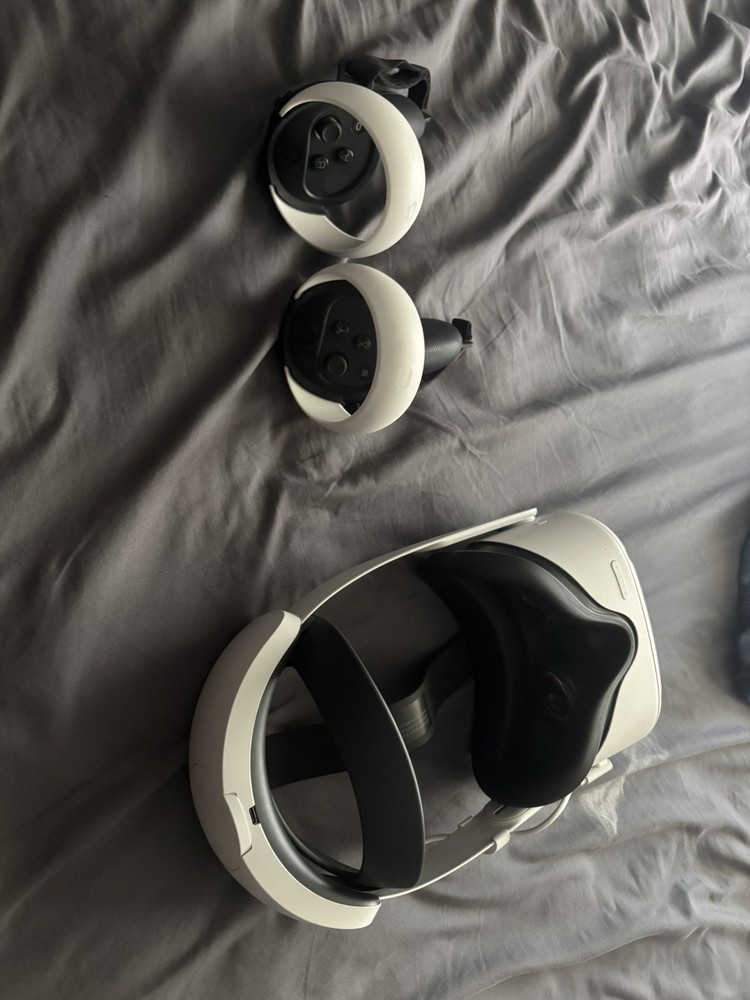 Oculus Quest 2 64GB VR System with premium add ons – used – excellent condition