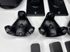 3 HTC 3.0 Vive Trackers and 2 2.0 Steam Base Stations Full Body Tracking VRCHAT