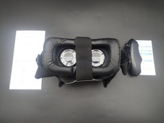 Lam Trancail VR Headset w/ Remote for Phone 4-6.7″ Adjustable 3D Viewer