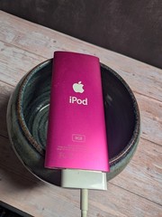 Apple iPod Nano 4th Generation A1285 8GB Pink USB Bundled Charging Cable Cradle