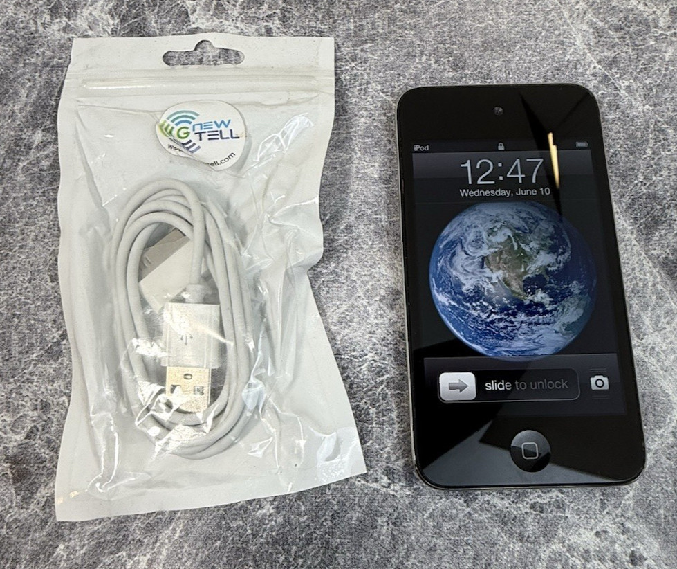 Apple iPod Touch 4th Generation A1367 8GB Bundle w/ Charger LOT:UF