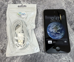 Apple iPod Touch 4th Generation A1367 8GB Bundle w/ Charger LOT:UF