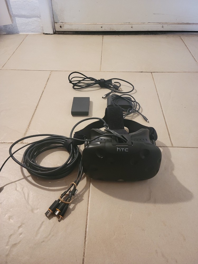 HTC Vive Virtual Reality Headset (99HAHZ024-00)