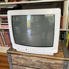 JVC Mastercommand C-13WL513” CRT VTG Retro Gaming Television White & Yellow 1994