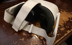 Meta Oculus Quest 2 VR Headset w/ 2 controllers White Good Condition w/ Case