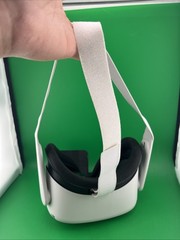 Oculus Quest 2 Virtual Reality 128gb w/Controllers In Great Condition(T30)