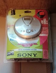 NEW SONY WALKMAN PORTABLE CD PLAYER DNF 400 WITH MP3 ATRAC