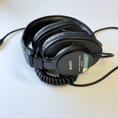 Sony MDR-7506 Professional Closed-Back Studio Monitor Headphones