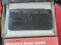 Motorola T-225 Universal Wireless Bluetooth In-Car Speakerphone distressed pack