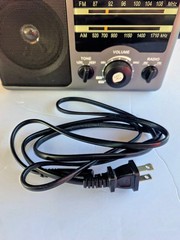 AM FM Portable Radio Battery Operated by 4X D Cell Batteries or AC Power Transis