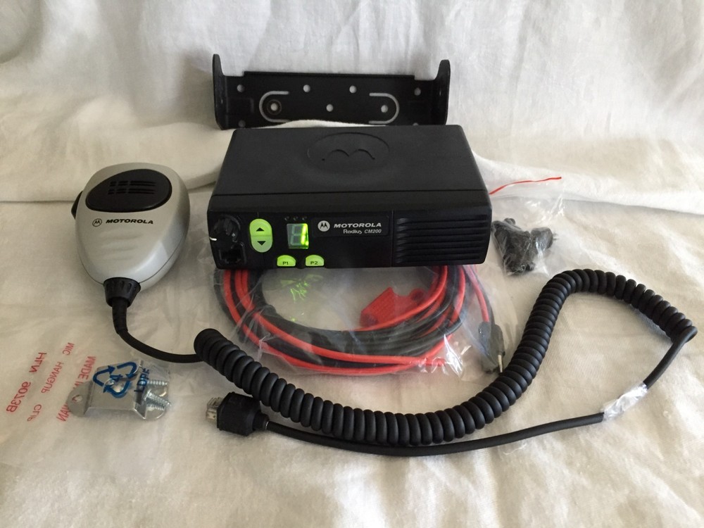 MOTOROLA CM200 AAM50RPC9AA1AN UHF 438-470 MHZ 40W 4CH ANALOG W/ ACCESSORIES