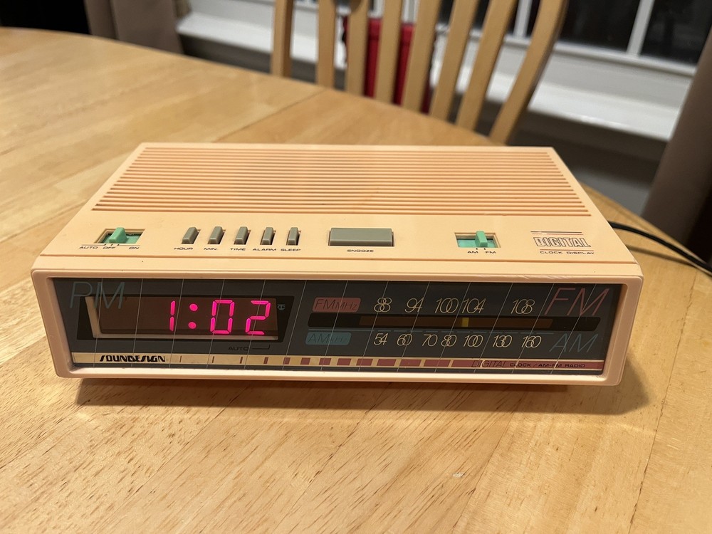 Retro 80’s SOUNDESIGN Model 3620 PNK LED Digital Alarm Clock AM FM Radio