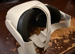 Meta Oculus Quest 2 VR Headset w/ 2 controllers White Good Condition w/ Case
