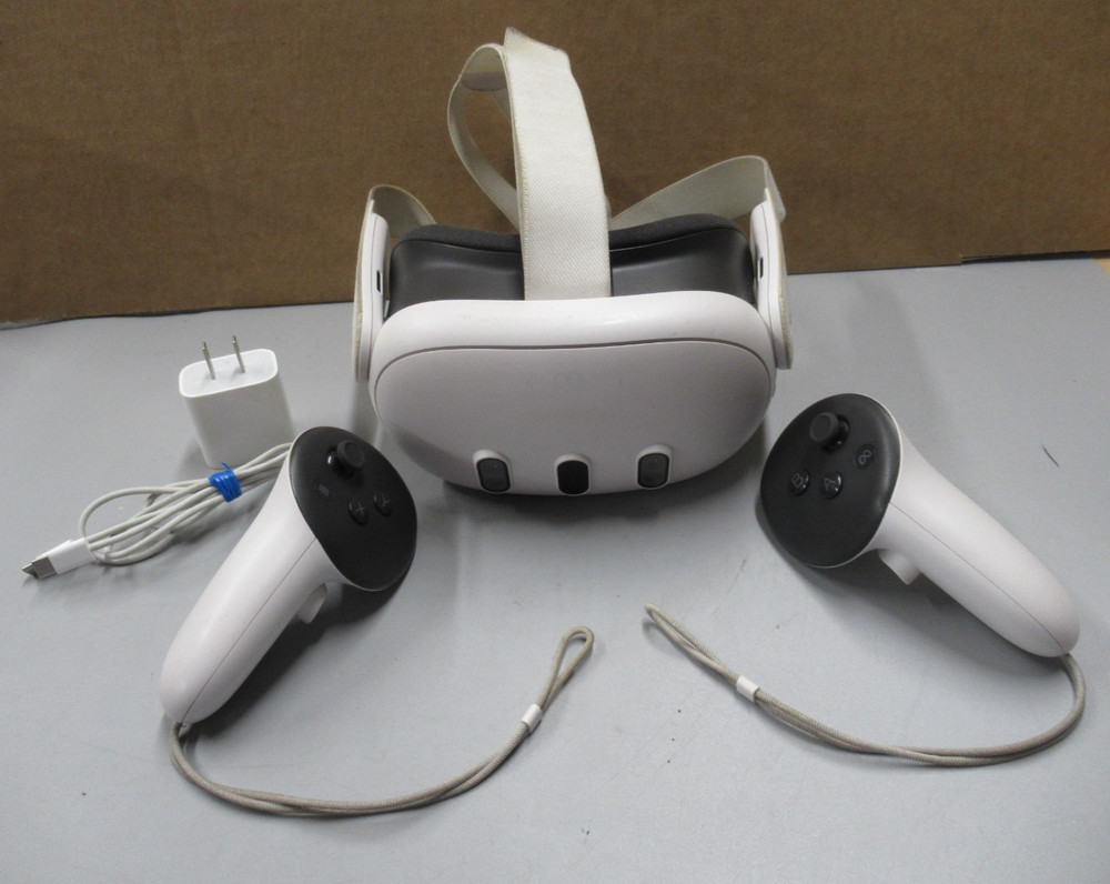 Meta Oculus Quest 3 – 128GB Set – w/ Controllers – Good Condition –