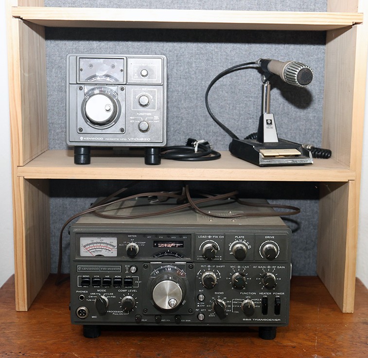 Working Kenwood TS-820S HF Hybrid Transceiver w/ VFO-820 Remote VFO & MC-50 Mic