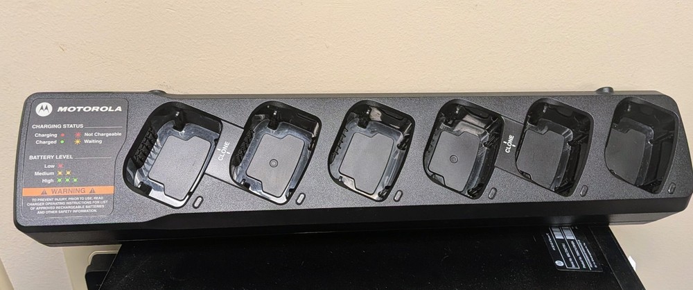 MOTOROLA PMLN6387A MULTI UNIT CHARGER STATION 6 SLOT DOCK