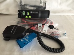 MOTOROLA CM200 AAM50RPC9AA1AN UHF 438-470 MHZ 40W 4CH ANALOG W/ NEW ACCESSORIES