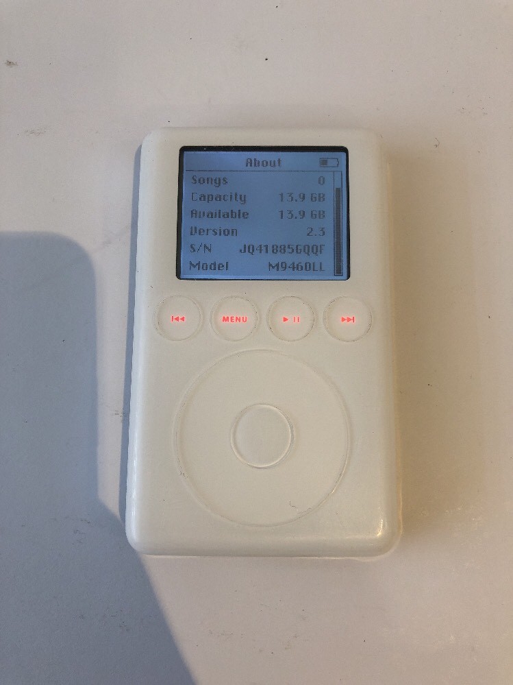 Apple iPod classic 3rd Generation White (15 GB) A1040 – Good Condition