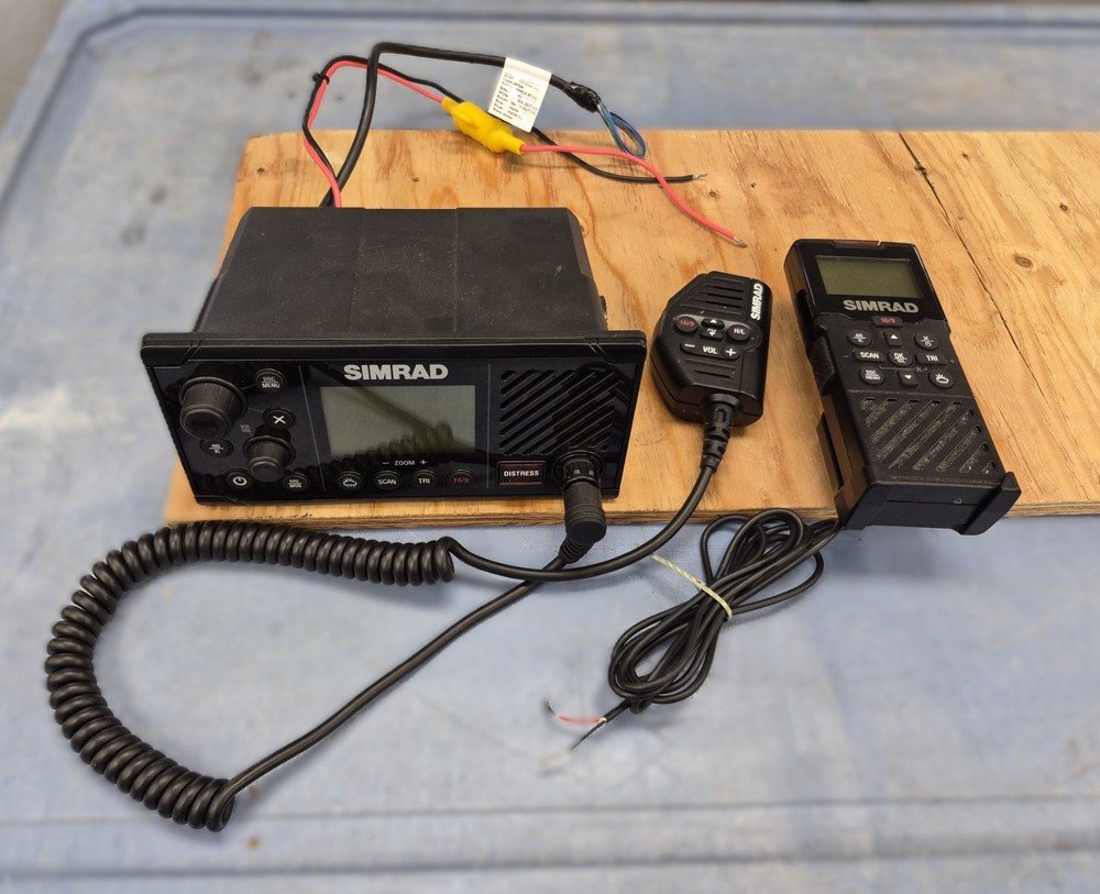Simrad VHF Radio RS40 with Wireless Handheld HS40 and BC-12 charger