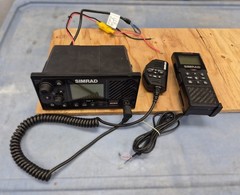 Simrad VHF Radio RS40 with Wireless Handheld HS40 and BC-12 charger