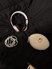 Beats by Dr. Dre B0518 Solo 2 Ear-Pad Limited Edition Headphones – Hello Kitty