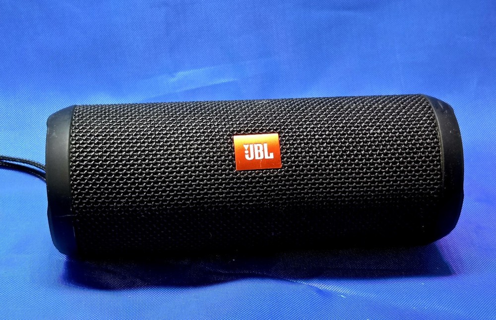 JBL Flip 4 Portable Waterproof Bluetooth Speaker – Black- USED SPARINGLY