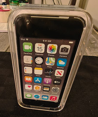 Apple iPod Touch 32GB (7th Generation) Media Player – Space Gray – Brand New
