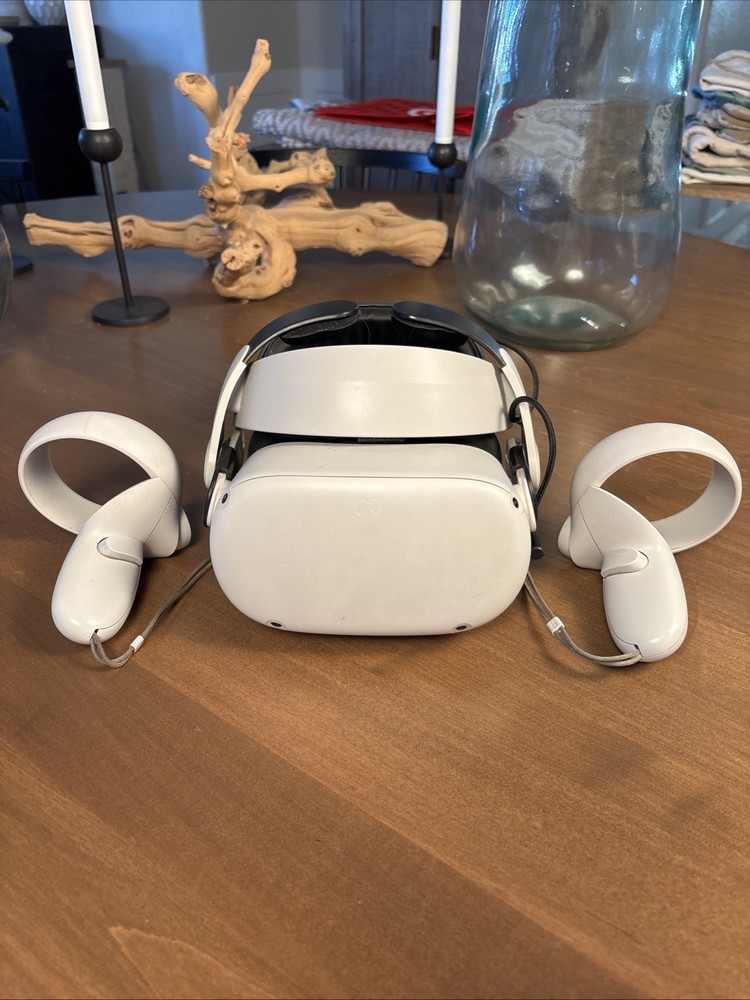 Meta Quest 2 VR Headset 128GB Controllers With Accessory Display Has Small Mark