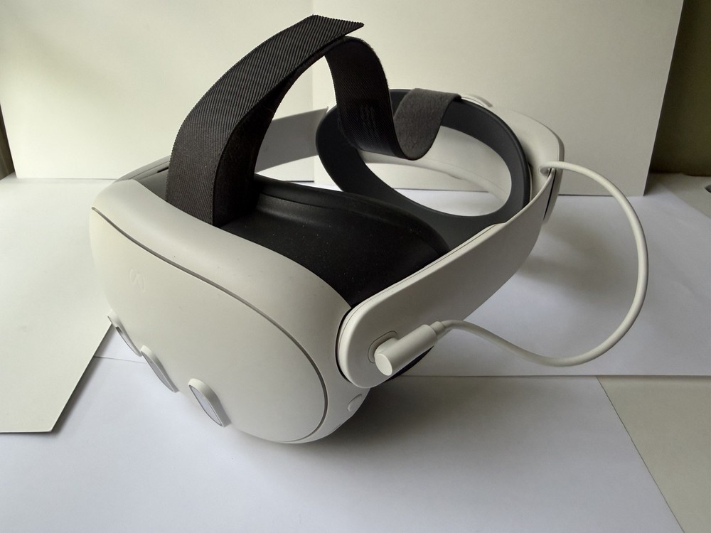 Meta Quest 3 VR Headset 128GB w/ Controllers & Pro Strap – Excellent