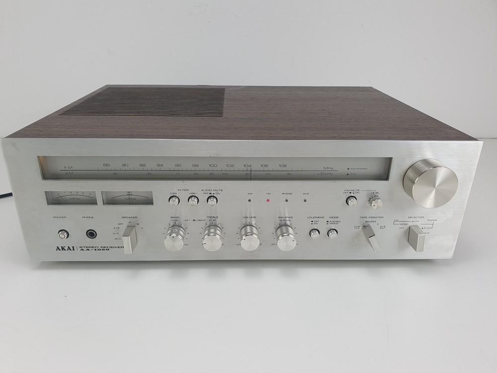 Akai AA-1050 Stereo receiver – 35w 4-16Ohm – Fully working
