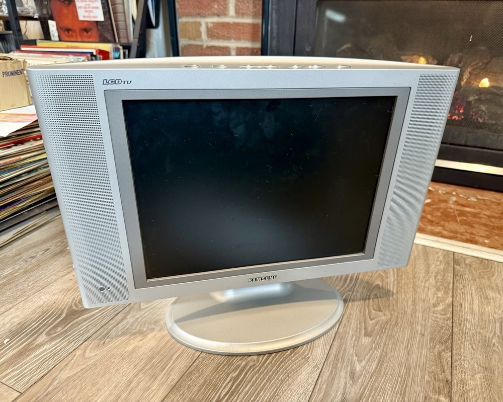 Samsung 14.75″ TV Model LTN1535 S – TV/Monitor – w/ CORD – NO REMOTE Works Well