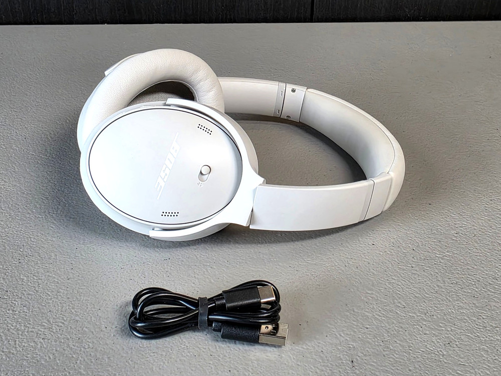 Bose Quiet Comfort Noise Cancelling Wireless Bluetooth Headphones in Smoke White