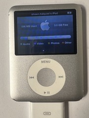 Apple iPod Nano 3rd Gen 4GB A1236 MP3 Player SILVER MB245LL/A BAD🪫 Works —READ—